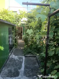 Casă cochetă la curte – Zonă Semicentrală (Singur în