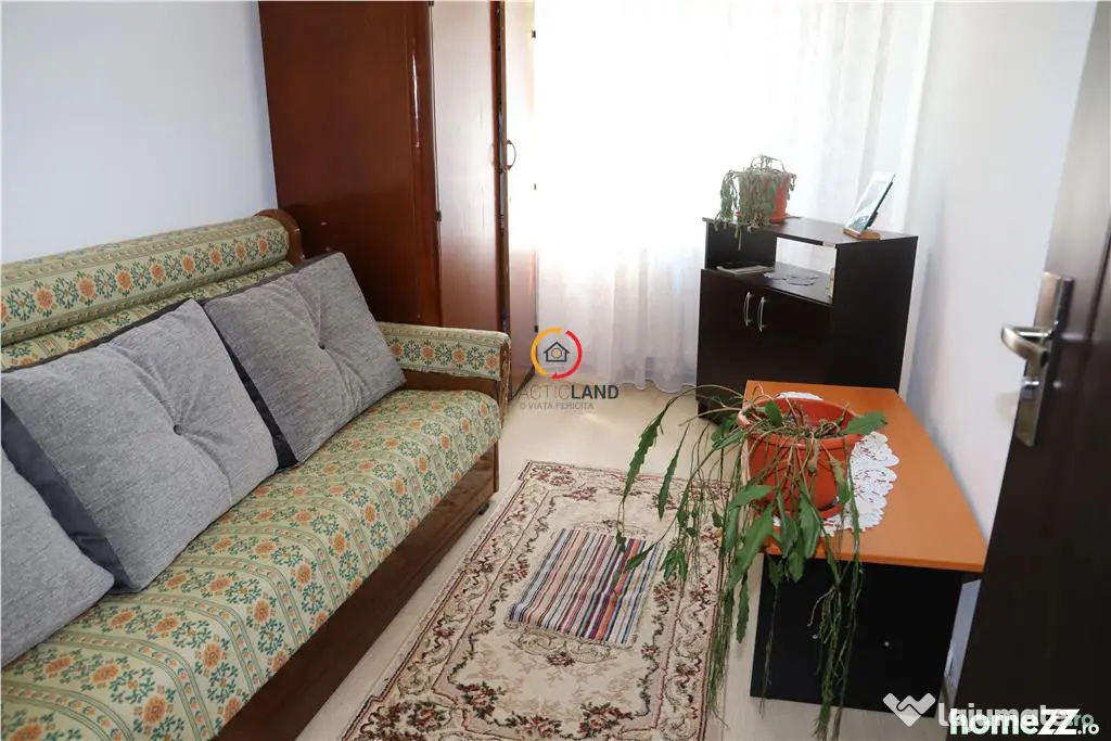 Luminos si spatios! Apartament 3 camere, decomandat, in Sace