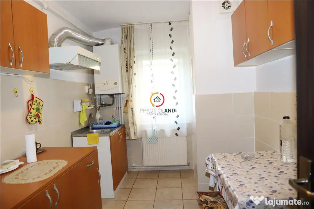 Luminos si spatios! Apartament 3 camere, decomandat, parter