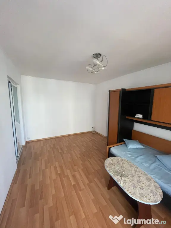 Inchiriez apartament 3 camere zona ostroveni