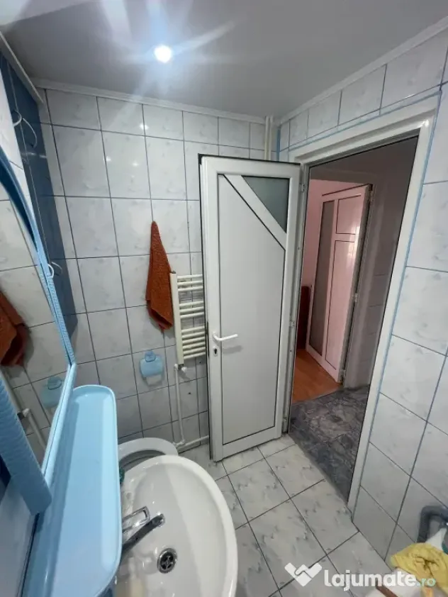Inchiriez apartament 3 camere zona ostroveni