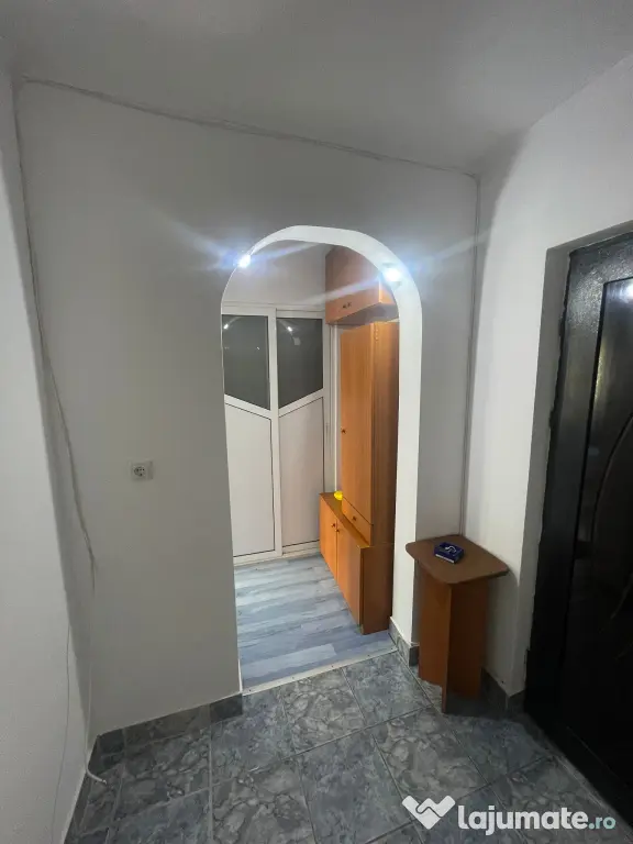 Inchiriez apartament 3 camere zona ostroveni