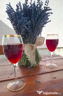 Vând vin de casă roșu