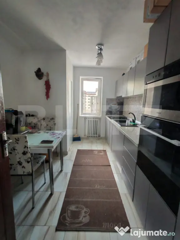 Apartament de vanzare - 4 camere - Zona Împăratul Traian