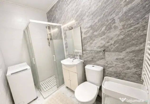 Vând apartament decomandat