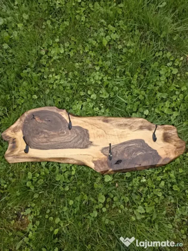 Cuier rustic din lemn masiv de nuc