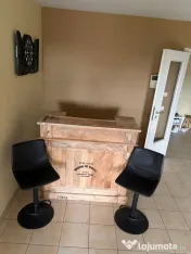 Bar și două scaune 