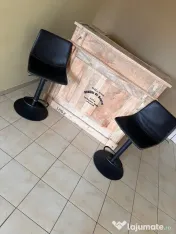 Bar și două scaune 