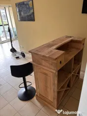 Bar și două scaune 