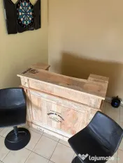 Bar și două scaune 