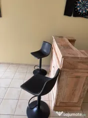 Bar și două scaune 
