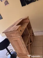 Bar și două scaune 