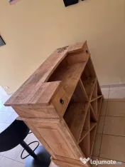 Bar și două scaune 