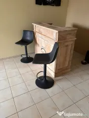 Bar și două scaune 