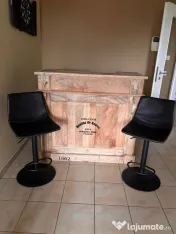 Bar și două scaune 
