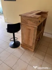 Bar și două scaune 