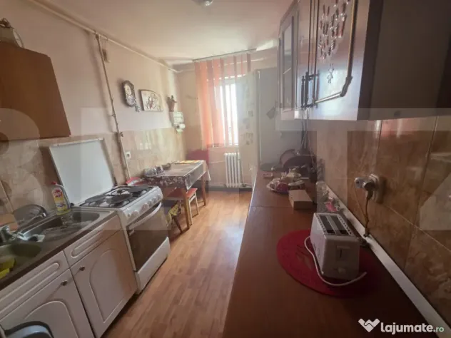 Apartament cu 2 camere decomandate.