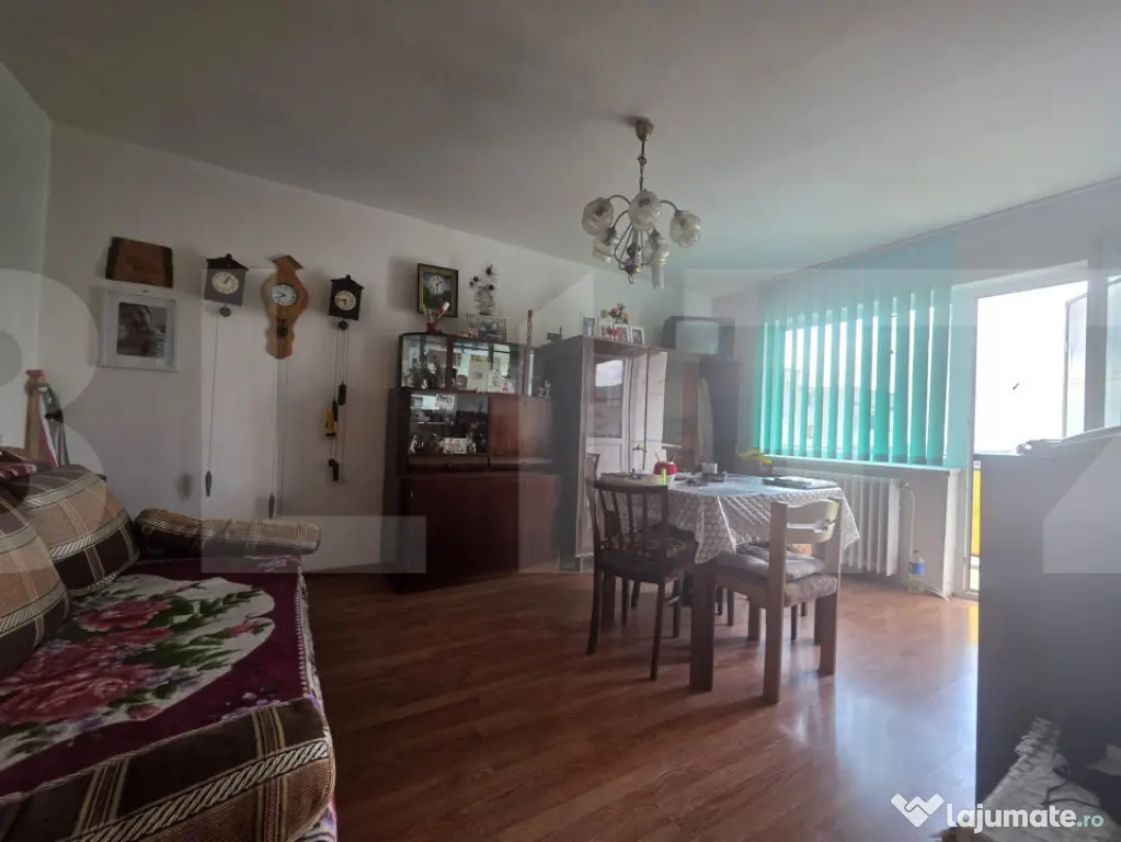 Apartament cu 2 camere decomandate.
