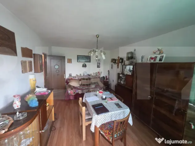 Apartament cu 2 camere decomandate.