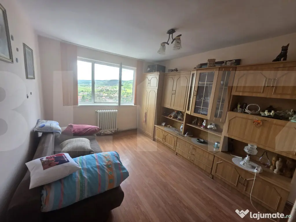 Apartament cu 2 camere decomandate.