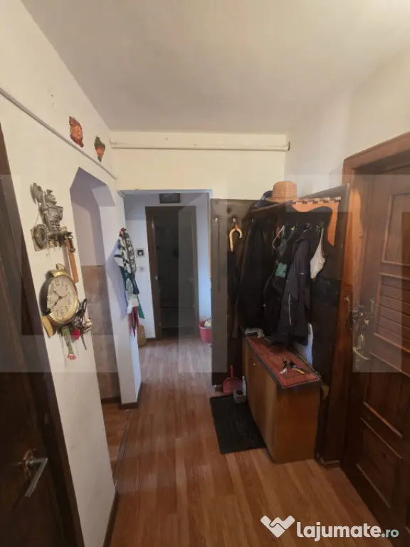 Apartament cu 2 camere decomandate.