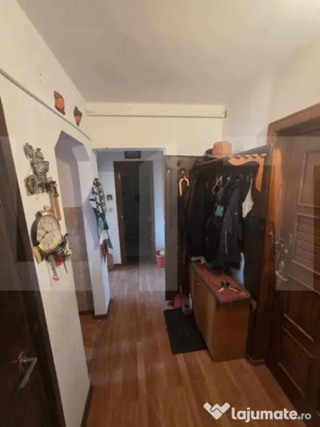 Apartament cu 2 camere decomandate.