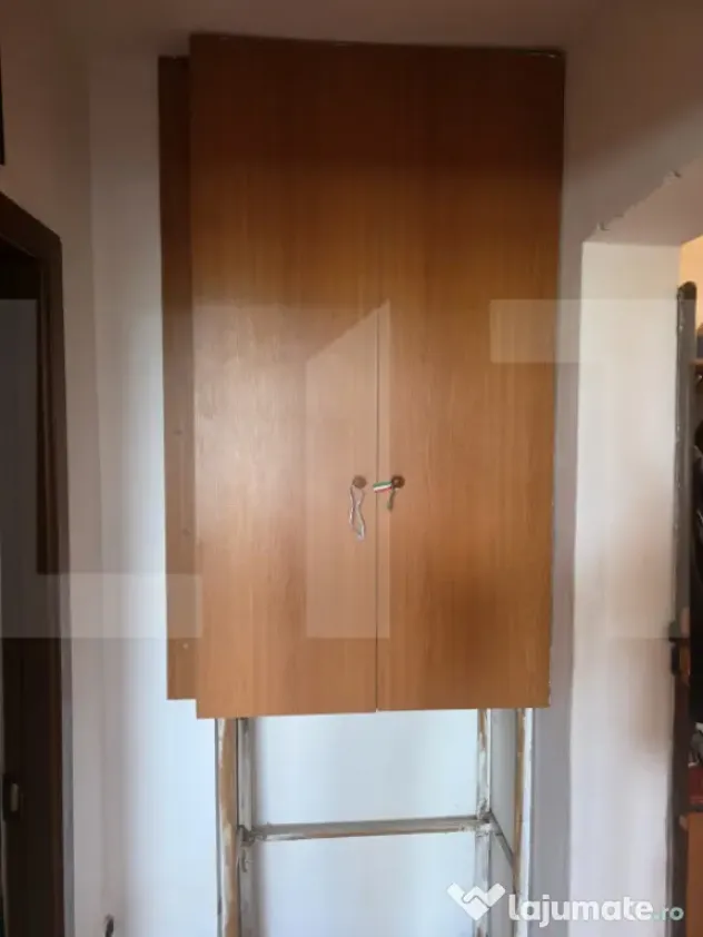 Apartament cu 2 camere decomandate.