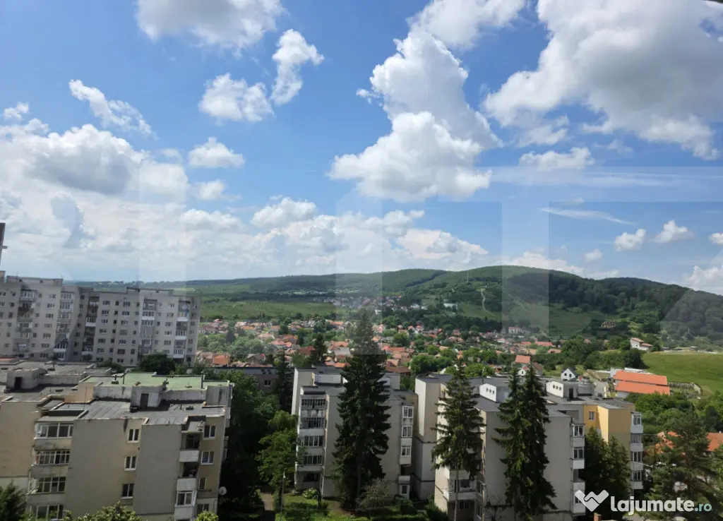 Apartament cu 2 camere decomandate.