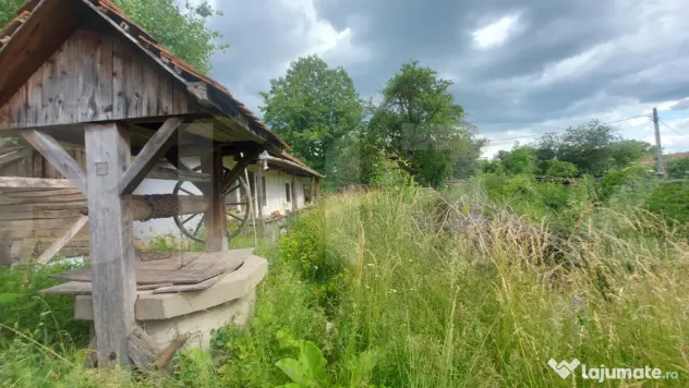 Proprietate cu potențial: 860 mp teren intravilan, casă ș