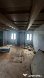 Proprietate cu potențial: 860 mp teren intravilan, casă ș