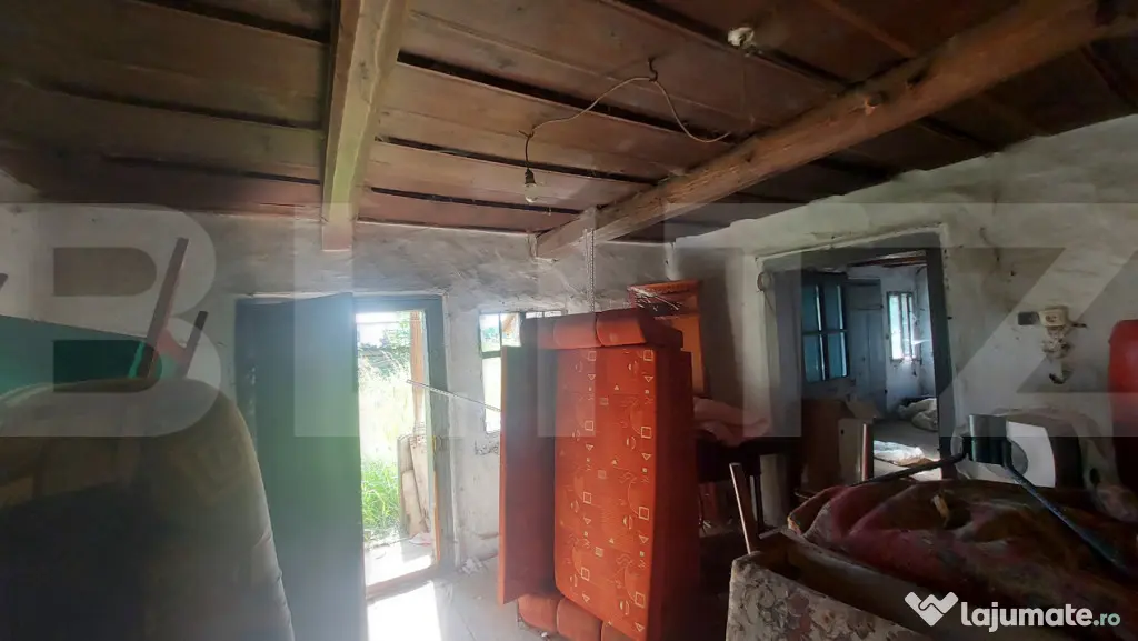 Proprietate cu potențial: 860 mp teren intravilan, casă ș