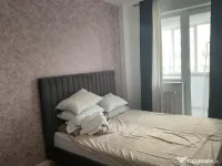 Pat tapițat Dino de la Prestige Home, cu somieră fixă și picioare înalte