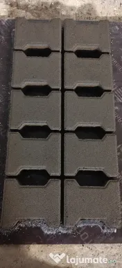 Bolțari de beton , pavaje , accesorii din tabla pentru gard și acoperiș 