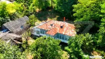 Casă bătrânească cu bucătărie de vară, 100 mp, teren