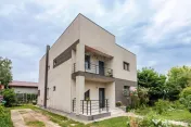 Casă gata de mutat, 5 cam, teren 507mp, stradă privata,...