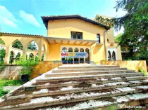 Vila stil florentin pe malul lacului,teren4043mp iesire la l