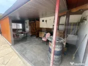 Casă spațioasă cu 1.692 mp teren, garaj, terasă și gră 