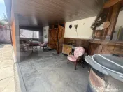 Casă spațioasă cu 1.692 mp teren, garaj, terasă și gră 