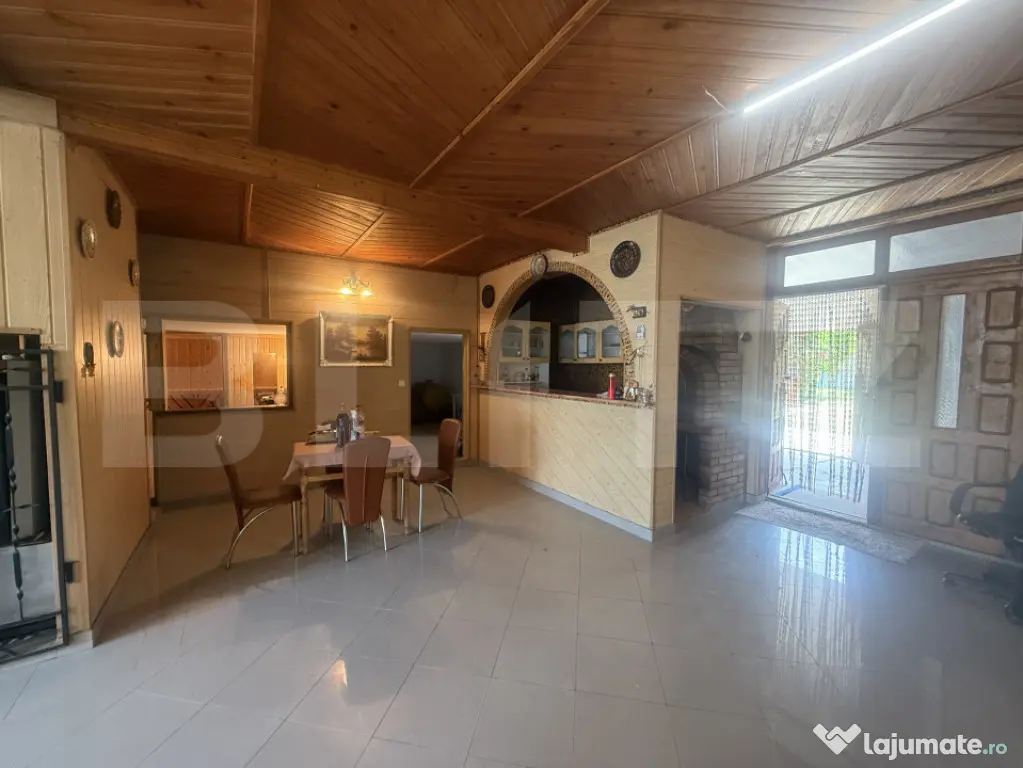 Casă spațioasă cu 1.692 mp teren, garaj, terasă și gră