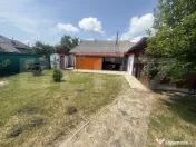 Casă spațioasă cu 1.692 mp teren, garaj, terasă și gră 