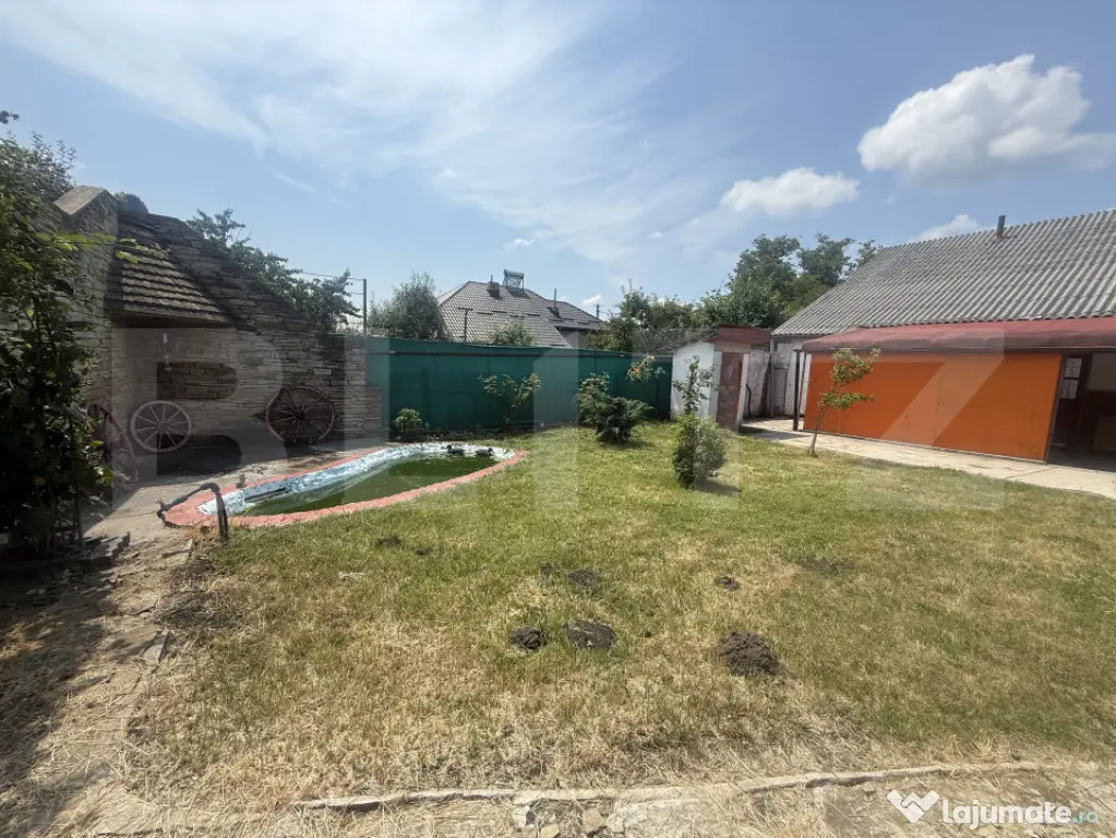 Casă spațioasă cu 1.692 mp teren, garaj, terasă și gră