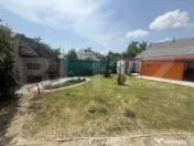 Casă spațioasă cu 1.692 mp teren, garaj, terasă și gră 