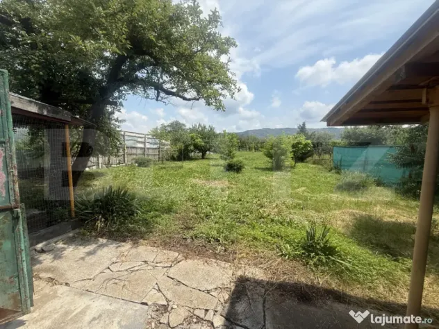 Casă spațioasă cu 1.692 mp teren, garaj, terasă și gră