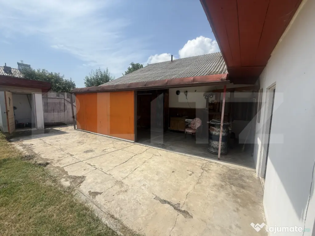 Casă spațioasă cu 1.692 mp teren, garaj, terasă și gră