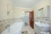 Casă / Vilă de vânzare cu 7 camere, în Haieu 