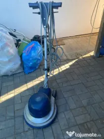 Mașină de curățat și lucteuit pardoseli