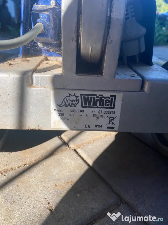 Mașină de curățat și lucteuit pardoseli