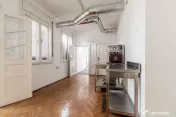 Casa cu potential multiplu cu teren generos pe strada Dun... 