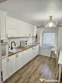 Apartament 3 camere, complet renovat, 2 băi,– Zona Spital