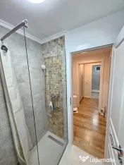 Apartament 3 camere, complet renovat, 2 băi,– Zona Spital 